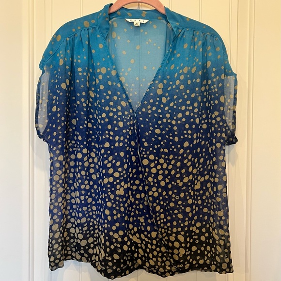 CAbi Tops - CAbi Women's Sz M Blue Ombre
Spotted Print Semi Sheer Cap Snap closure Faux Wrap
